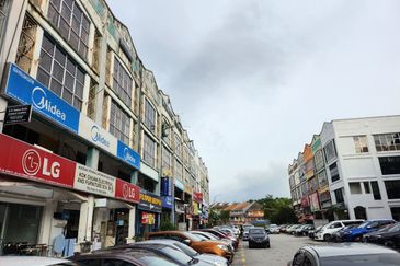 Section 9 Shah Alam 4 Storey End Lot Shoplot For Sale