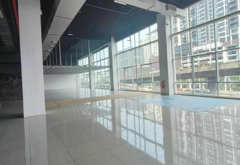 Huge  Commercial Space  for Rent at Seri Kembangan Main Road
