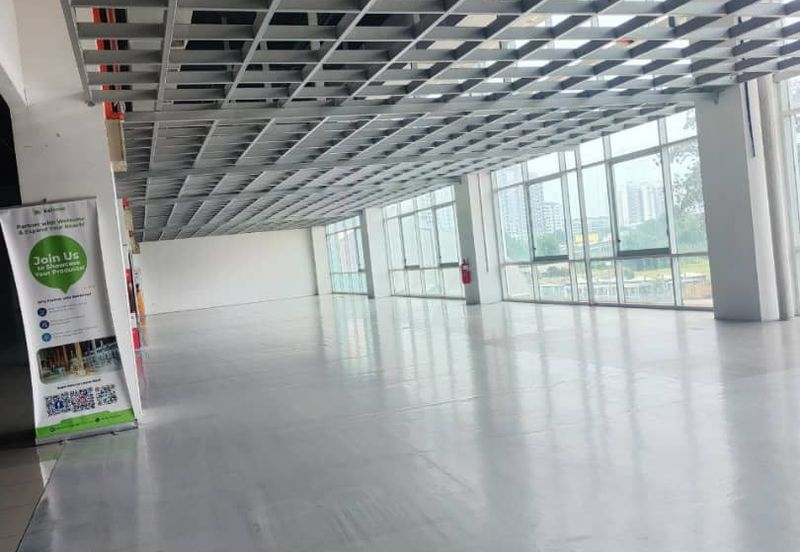 Huge  Commercial Space  for Rent at Seri Kembangan Main Road