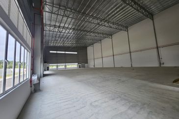 Ready to Move in SemiD Factory For Sale