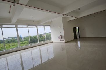 Ready to Move in SemiD Factory For Sale