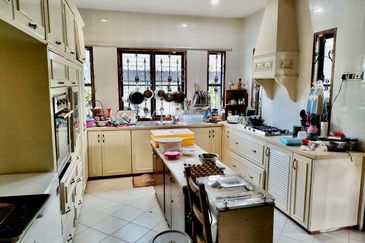 Jalan Straits View 1