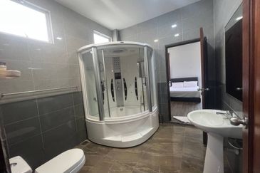 BEAUTIFUL BUNGALOW WITH POOL (NON BUMI LOT)