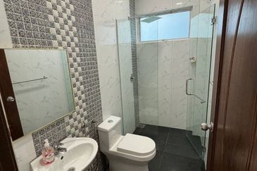 BEAUTIFUL BUNGALOW WITH POOL (NON BUMI LOT)