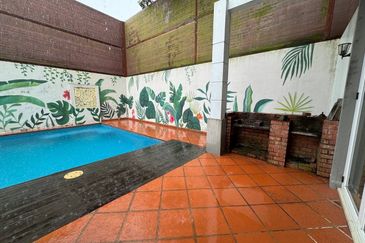 BEAUTIFUL BUNGALOW WITH POOL (NON BUMI LOT)