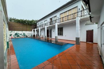 BEAUTIFUL BUNGALOW WITH POOL (NON BUMI LOT)