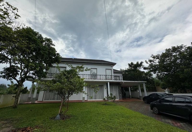 BEAUTIFUL BUNGALOW WITH POOL (NON BUMI LOT)