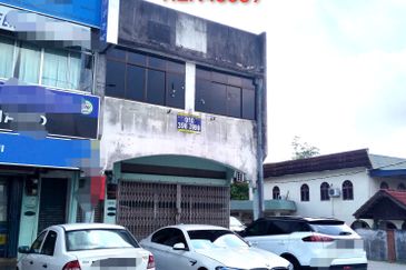 KEDAI Jalan Lunas depan imigresen