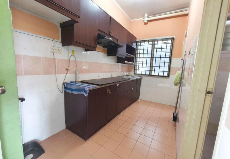 Lily Apartment, Taman Saujana Utama