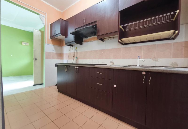 Lily Apartment, Taman Saujana Utama