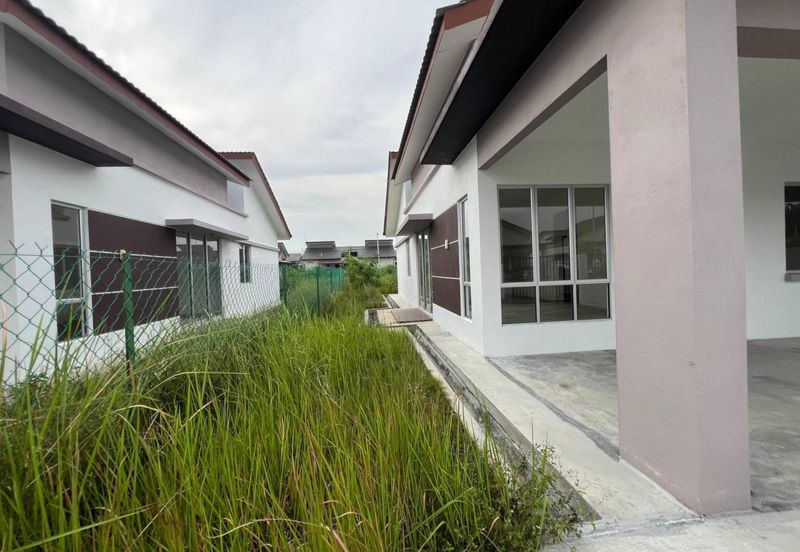 Under Waranty Semi-D Single Storey, Taman Salak Pekerti, Labu Lanjut, Sepang.