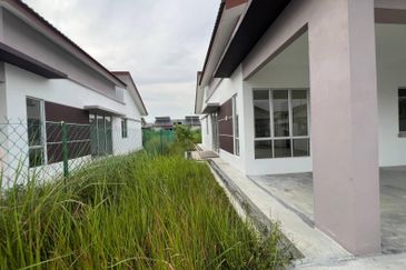 Under Waranty Semi-D Single Storey, Taman Salak Pekerti, Labu Lanjut, Sepang.