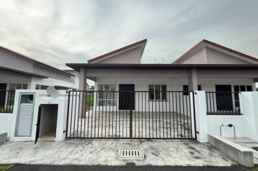 Under Waranty Semi-D Single Storey, Taman Salak Pekerti, Labu Lanjut, Sepang.