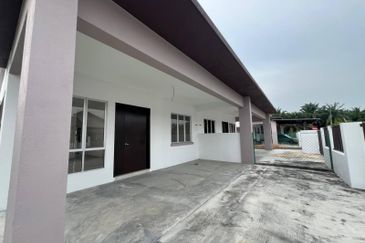 Under Waranty Semi-D Single Storey, Taman Salak Pekerti, Labu Lanjut, Sepang.