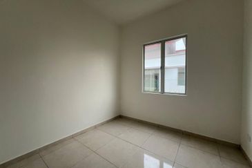 Under Waranty Semi-D Single Storey, Taman Salak Pekerti, Labu Lanjut, Sepang.