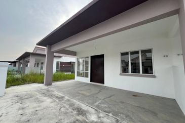 Under Waranty Semi-D Single Storey, Taman Salak Pekerti, Labu Lanjut, Sepang.
