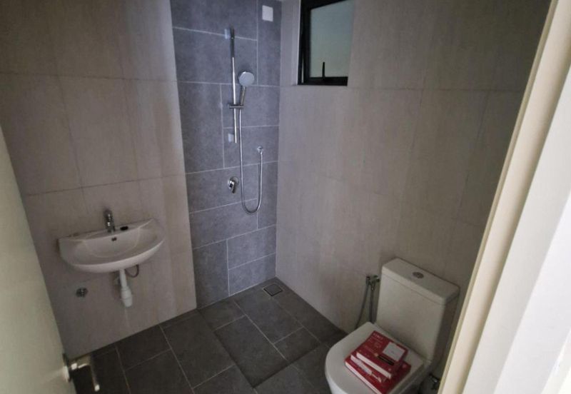 CONDO - DIAN 1 RESIDENCY-MIDDLE FLOOR-2 PARKING LOT+BALCONY-BUMI UNIT-HOT SEK 13 SHAH ALAM FULL LOAN