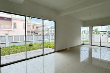 Freesia Bandar Springhill