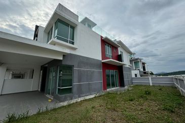 Freesia Bandar Springhill