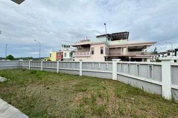 Freesia Bandar Springhill