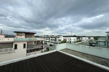 Freesia Bandar Springhill