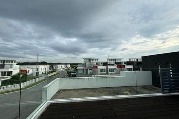 Freesia Bandar Springhill