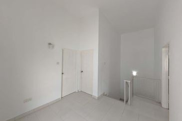 END LOT DOUBLE STOREY HOUSE SEREMBAN 2 SALE