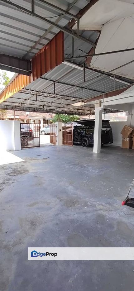 Tmn anggerik / 1 storey end lot + 10feet land, Johor, Johor Bahru