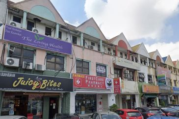Facing Main road 3 storey Shop at Aman Suria PJ