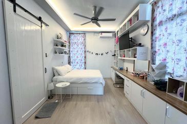 Beautifully Renovated 3 Storey Bungalow in Saujana Glenmarie for Sale