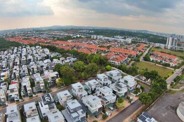 Beautifully Renovated 3 Storey Bungalow in Saujana Glenmarie for Sale