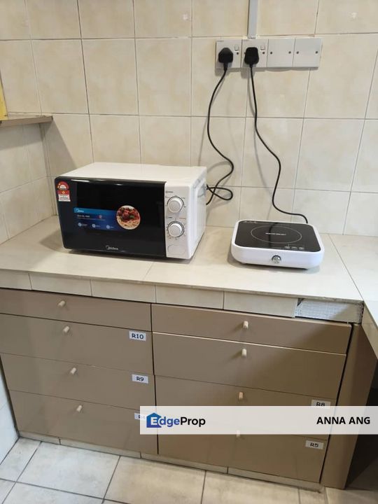 PJS 7 Room 11 - Queen + Air-con + Window, Selangor, Bandar Sunway