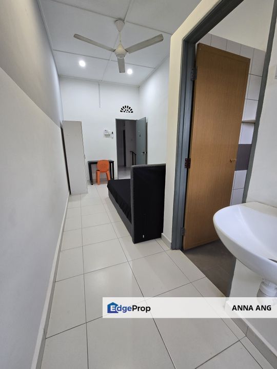 Seksyen 8 PJ Room 4 - Air-con + Window + Queen + Private Bathroom 148sf, Selangor, Petaling Jaya