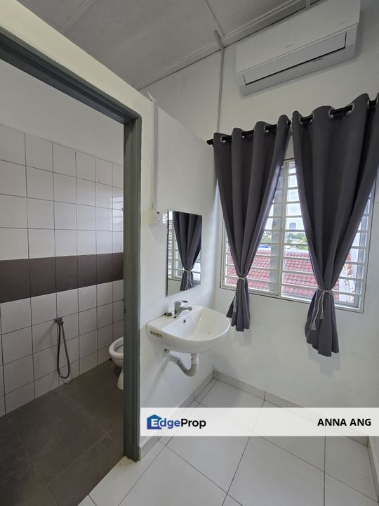 Seksyen 8 PJ Room 4 - Air-con + Window + Queen + Private Bathroom 148sf, Selangor, Petaling Jaya