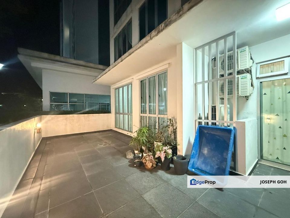 Meridin Bayvue unit is quite special directly to the swimming pool., Johor, Masai