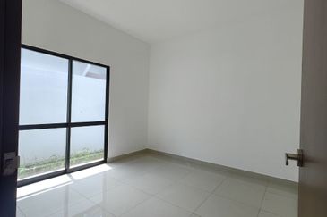 Gated & Guarded Bandar Setia Fontaines Semi D Single Storey high ceiling volumn