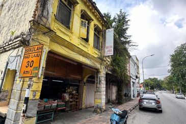 Jalan Raya Timur