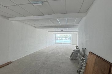 Perak seri iskandar nice location renovated 3 storey shoplot for sale