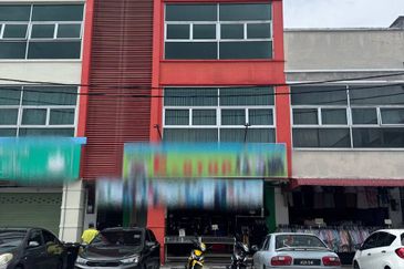 Perak seri iskandar nice location renovated 3 storey shoplot for sale