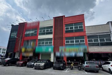 Perak seri iskandar nice location renovated 3 storey shoplot for sale