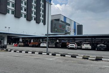 Perak seri iskandar nice location renovated 3 storey shoplot for sale