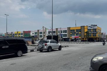 Perak seri iskandar nice location renovated 3 storey shoplot for sale