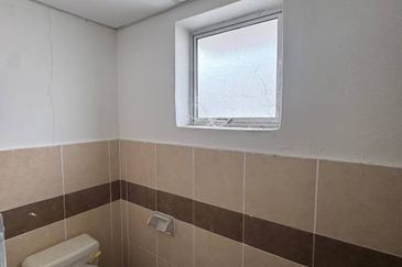 Perak seri iskandar nice location renovated 3 storey shoplot for sale