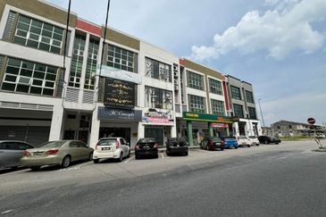 Ipoh station 18 nice location 1st floor shoplot for rent