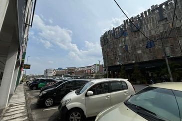 Ipoh station 18 nice location 1st floor shoplot for rent