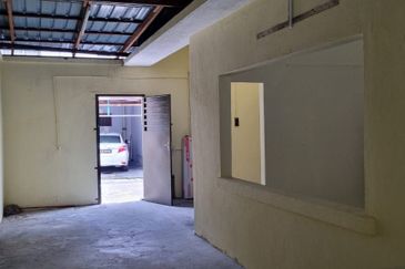 Ipoh menglembu nice location double storey shoplot for sale