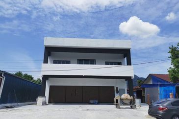 Ipoh jelapang facing main road double storey shoplot for rent
