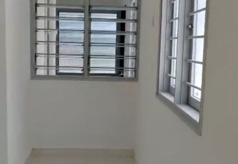 Ipoh garden east renovated single storey inter corner house for rent