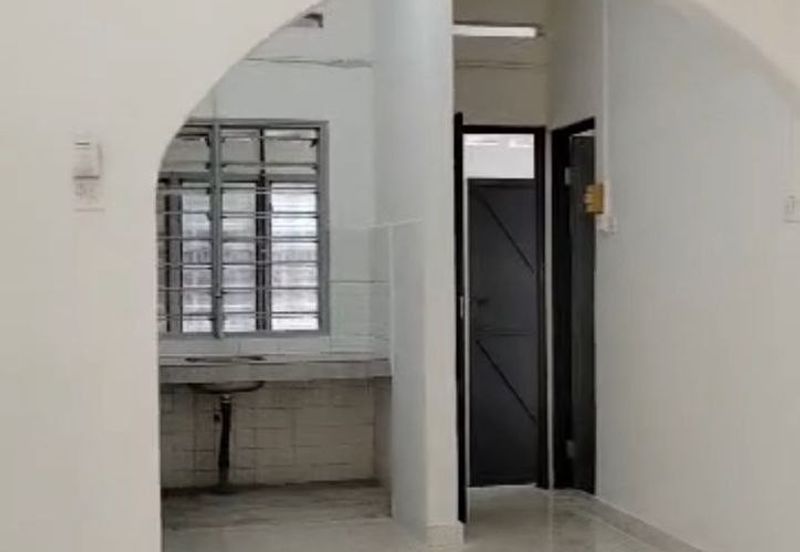 Ipoh garden east renovated single storey inter corner house for rent