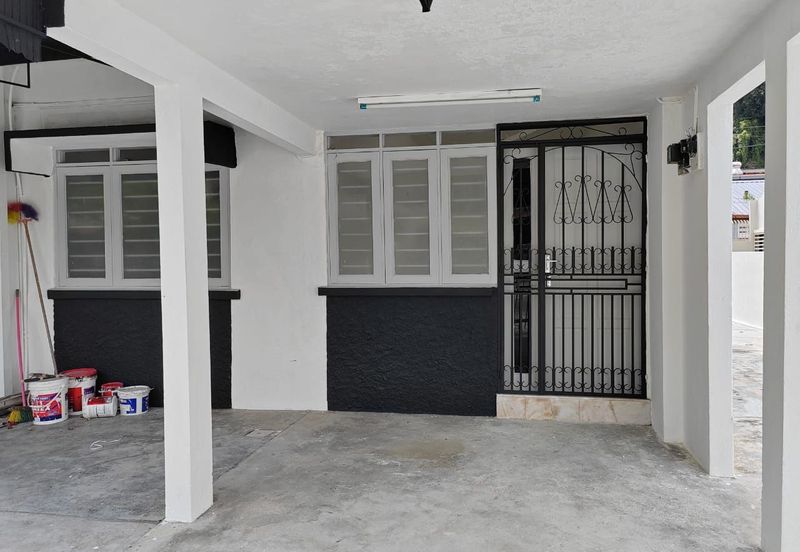 Ipoh garden east renovated single storey inter corner house for rent